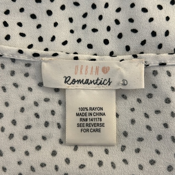 Urban Romantics White and Black Polka Dot Short Sleeve Flowy Top Size Large - Picture 4 of 4